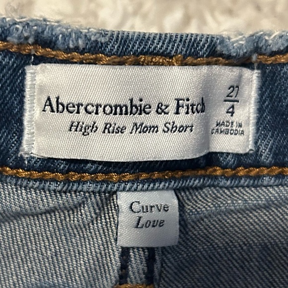COPY - Abercrombie & Fitch High Rise 4”curve love size 4 distressed denim shorts - Picture 3 of 3